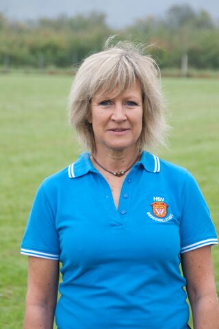 Conny Stehlik im blauen Vereinspolo auf dem Trainingsplatz.